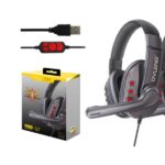 Casque gaming avec micro et câble USB, idéal pour jeux vidéo, confort et qualité audio, présenté avec son emballage et un contrôleur de volume, équipement de gaming high-tech pour amateurs et professionnels.
