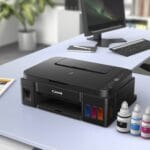 Imprimante multifonction Canon avec cartouches d'encre colorées sur un bureau moderne, idéale pour impression, numérisation et copie dans un environnement professionnel ou domestique.