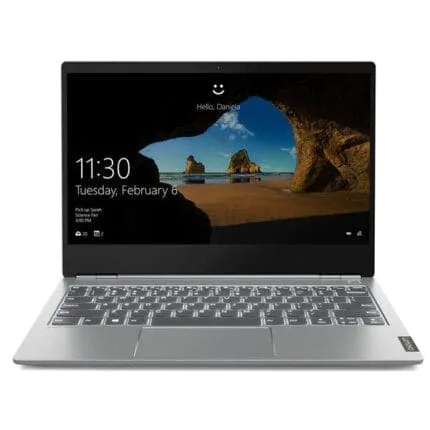 Laptop moderne avec écran affichant une scène de plage rocheuse, idéal pour les produits électroniques en déstockage, accessoires technologiques, ou vente de matériel informatique à prix réduit.