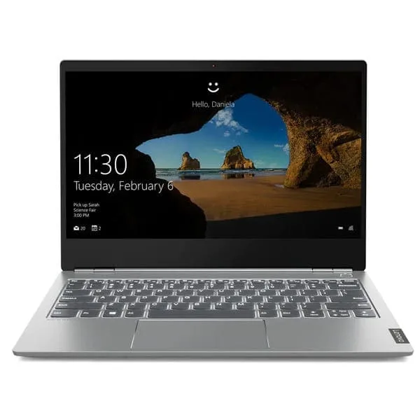 Laptop moderne avec écran affichant une scène de plage rocheuse, idéal pour les produits électroniques en déstockage, accessoires technologiques, ou vente de matériel informatique à prix réduit.