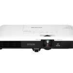 Projecteur Epson blanc avec lentille et commandes, idéal pour présentations professionnelles et éducatives en Afrique, matériel de déstockage à prix réduit.
